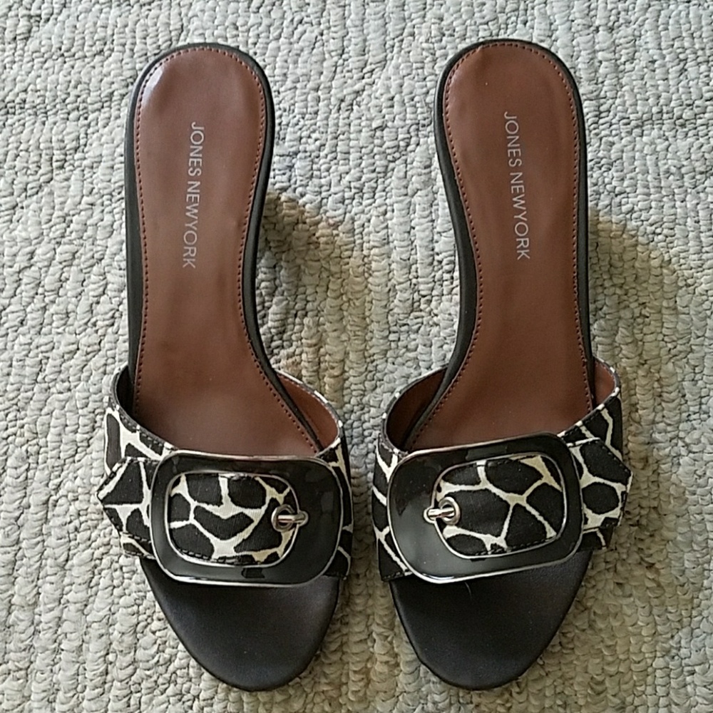 New! Jones New York Animal Buckle Sandals